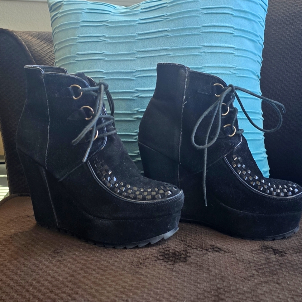 Black Very Volatile Kasmir Studded Wedge Lace Up Ankle Boots. Size 7